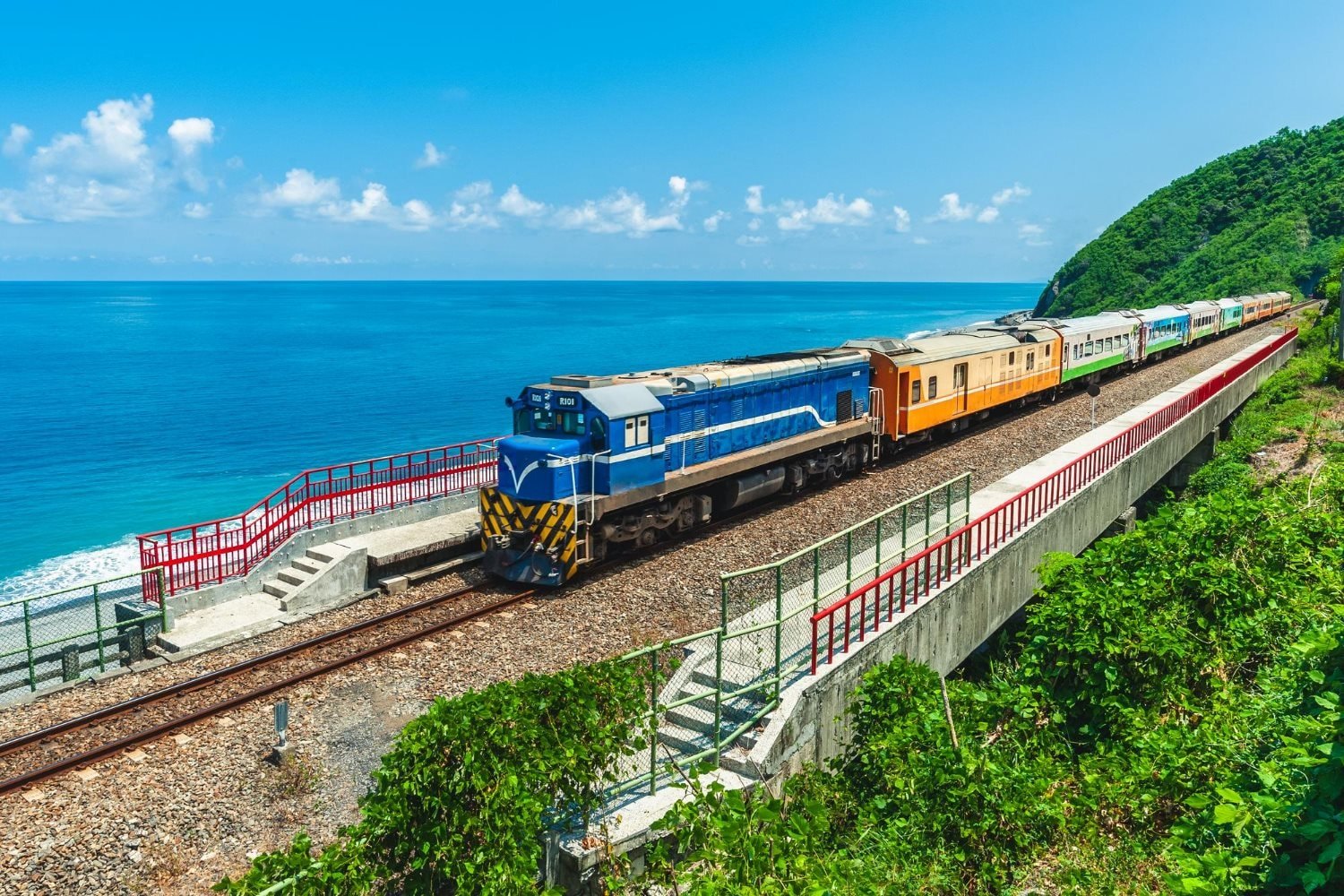 Cross-Border E-Commerce Logistics: How Can Vietnamese Products “Go Global but Stay Close”?