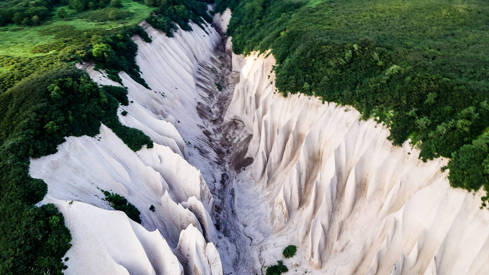 Kutkhiny Baty – Kỳ quan đá kỳ bí đẹp như phim giả tưởng giữa vùng đất hoang sơ Kamchatka | Ava Travel