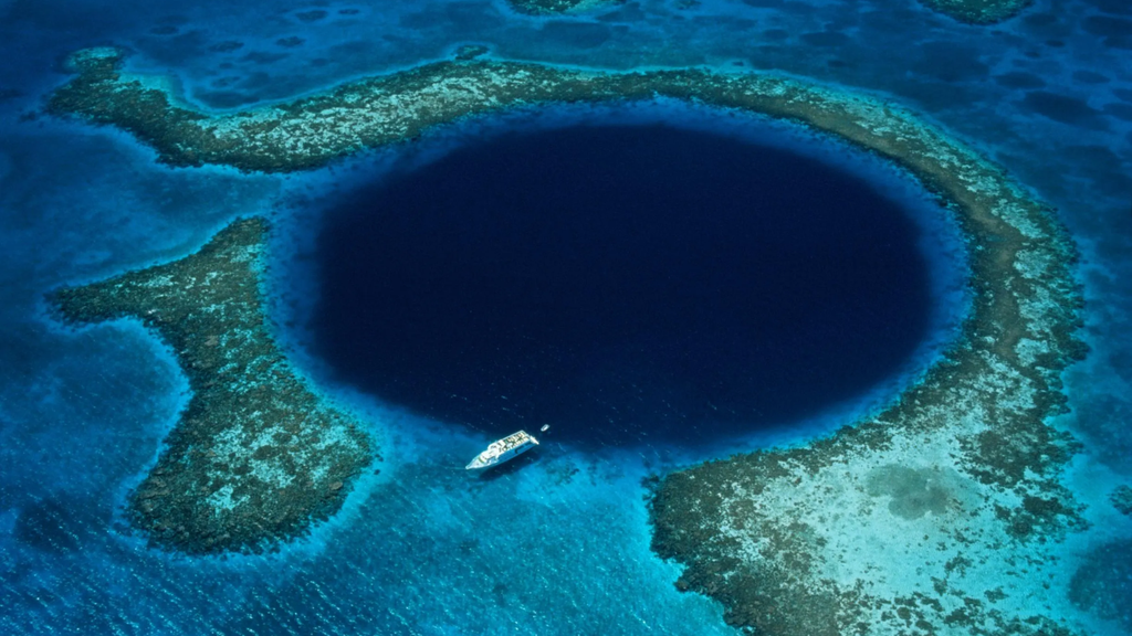 Great Blue Hole Belize – Kỳ quan đại dương đẹp như cánh cổng dẫn xuống thế giới bí ẩn