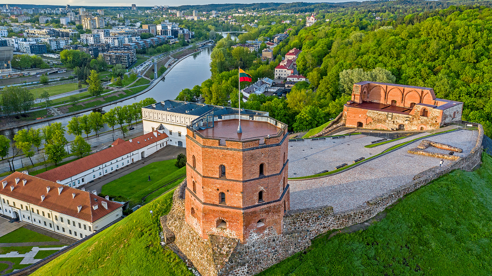 NGÀY 8: VILNIUS – DẤU ẤN LỊCH SỬ & SẮC MÀU SÁNG TẠO