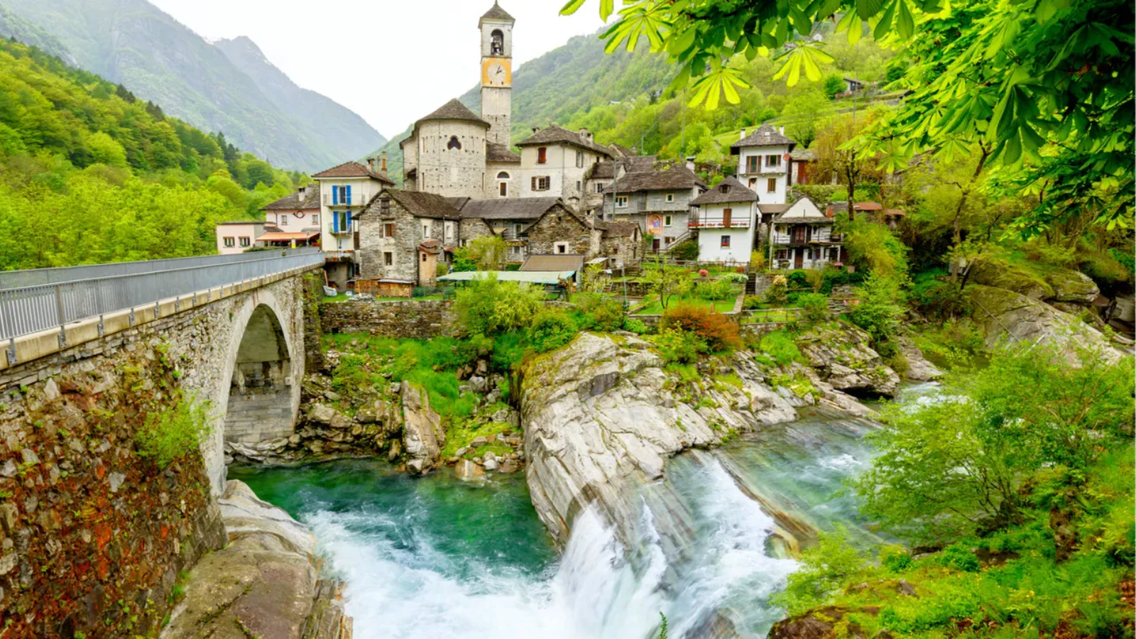 Thung lũng Verzasca – Tuyệt Tác Màu Ngọc Bích Của Thụy Sĩ Và Cây Cầu Đá Hơn 400 Năm Tuổi Nổi Tiếng Thế Giới