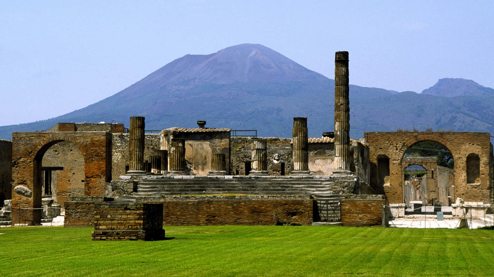 NGÀY 10: ROME – CASERTA – POMPEII - NAPLES (Ăn sáng, trưa, tối)