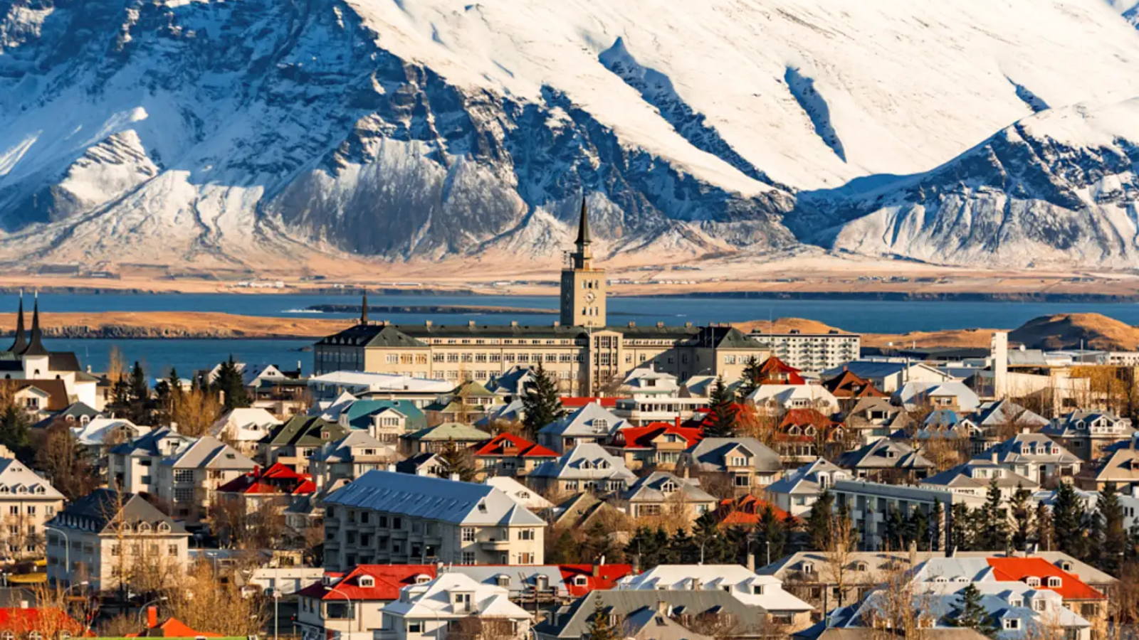 NGÀY 2: OSLO (NA UY) - REYKJAVIK (ICELAND) (Ăn sáng trên máy bay/ trưa tại sân bay/ tối)