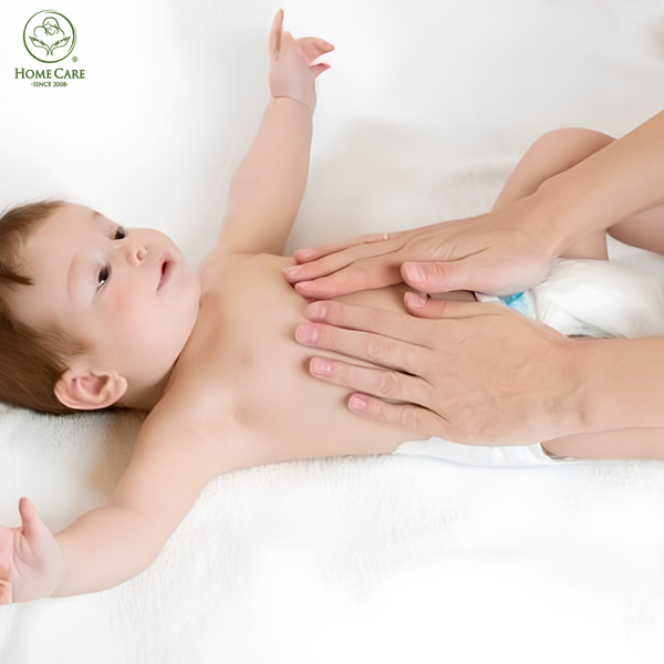 Massage bụng và tập đạp chân cho bé
