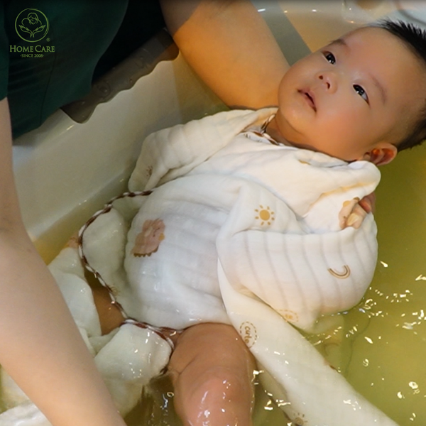 Tắm cho bé bằng nước ấm