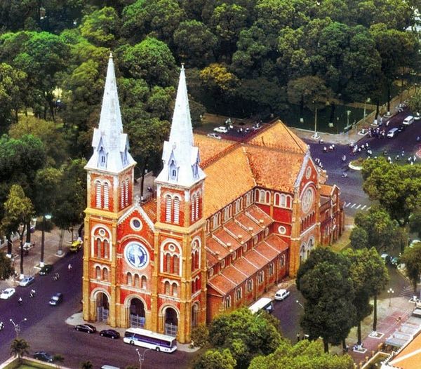Khám phá “hồn Pháp” tại Nhà thờ Đức Bà trên xe buýt 2 tầng Sài Gòn