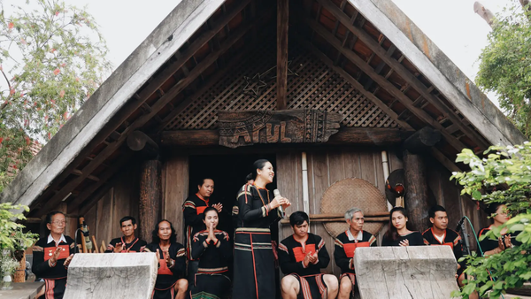 Người phụ nữ Ê đê biến nhà sàn thành 