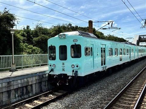 Taiwan Railways Administration Launches a New Tourist Train Named “Sea Breeze