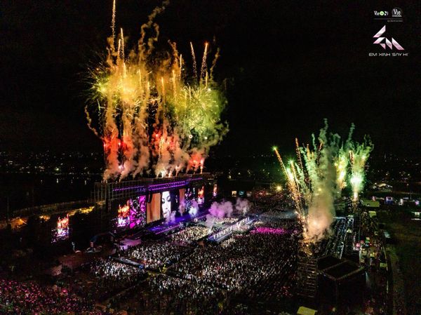 EM XINH SAY HI CONCERT DAY 1