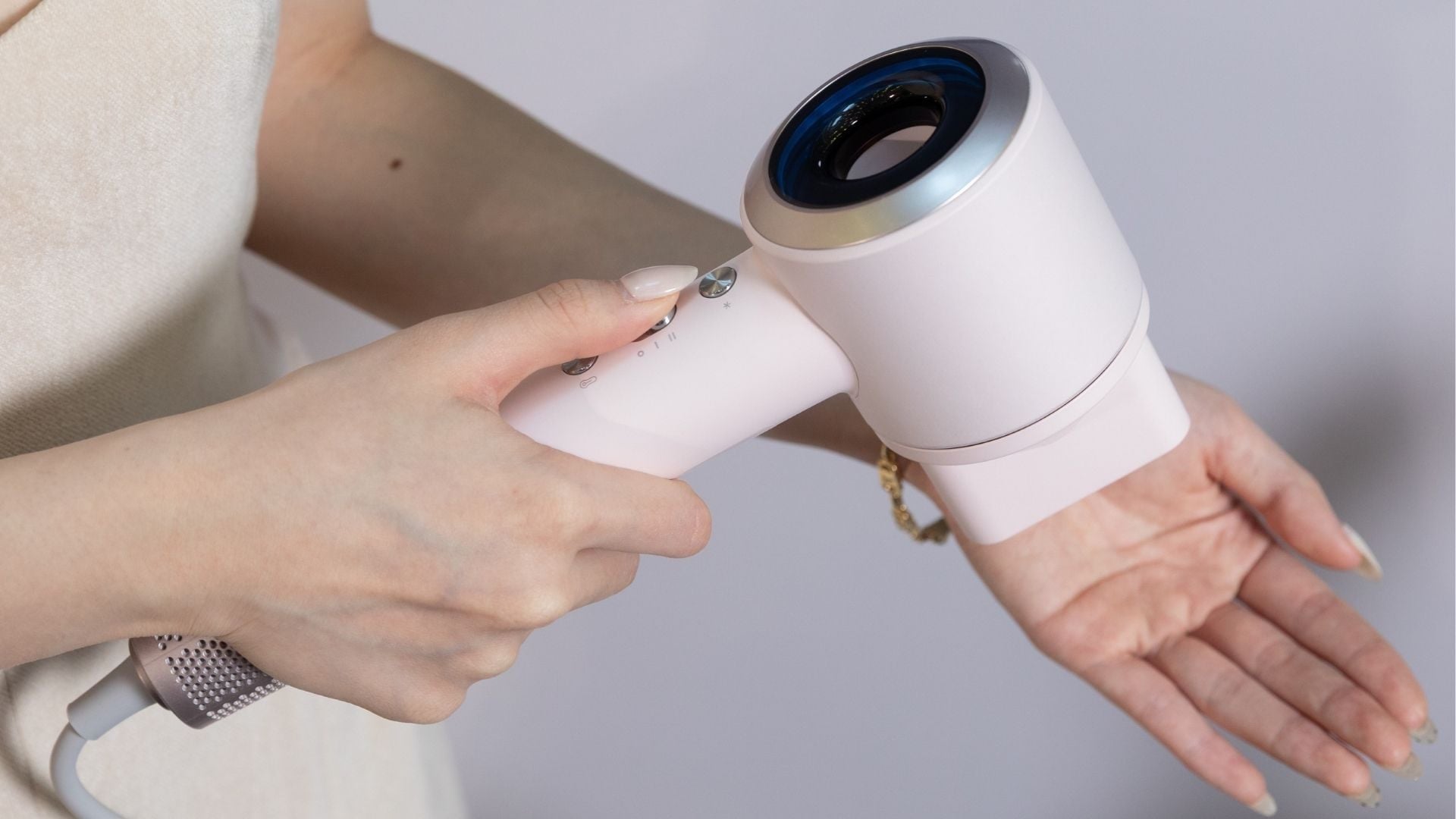 Mua Máy Sấy Tóc: Kinh Nghiệm Chọn Đúng, Tránh Lãng Phí