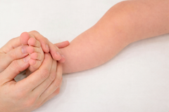 Cách chống rôm sảy cho bé vào mùa nắng nóng: Mẹ cần biết để da con luôn mịn màng