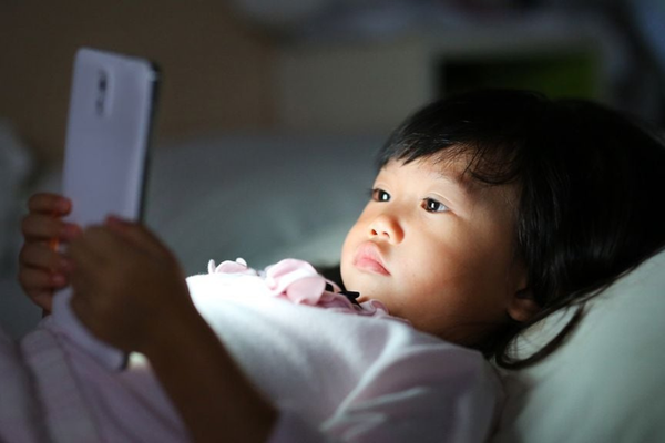 Trẻ thường xuyên xem điện thoại và không xem điện thoại khác nhau như thế nào trong tương lai?