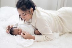 Chăm Sóc Trẻ Sơ Sinh: Hướng Dẫn Chi Tiết Dành Cho Mẹ Bỉm Sữa