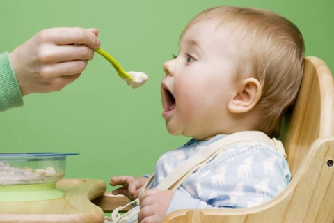 Mẹ Cho Bé 7 Tháng Tuổi Ăn Gì? Thực Đơn Ăn Dặm Siêu Hấp Dẫn