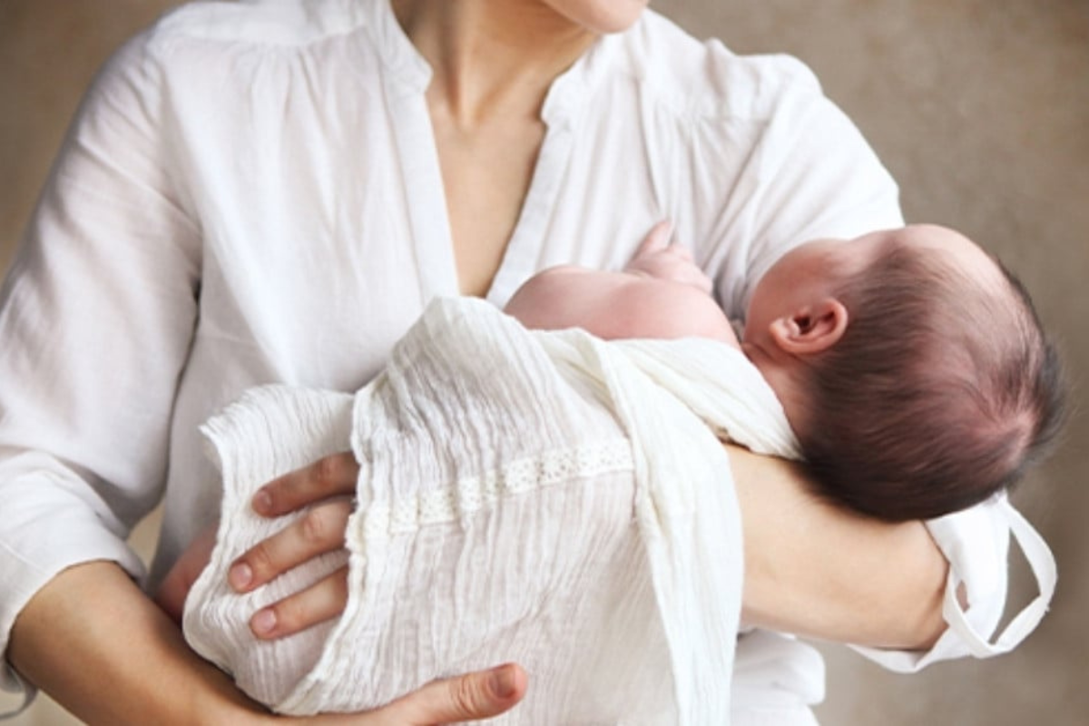 Cách Bế Trẻ Sơ Sinh Cực Chuẩn - Những Lưu Ý Quan Trọng