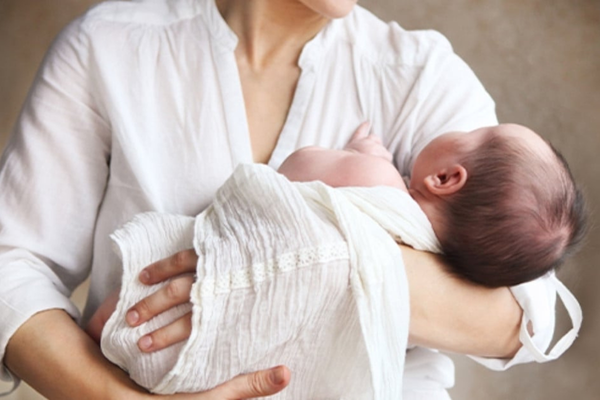 Cách Bế Trẻ Sơ Sinh Cực Chuẩn - Những Lưu Ý Quan Trọng