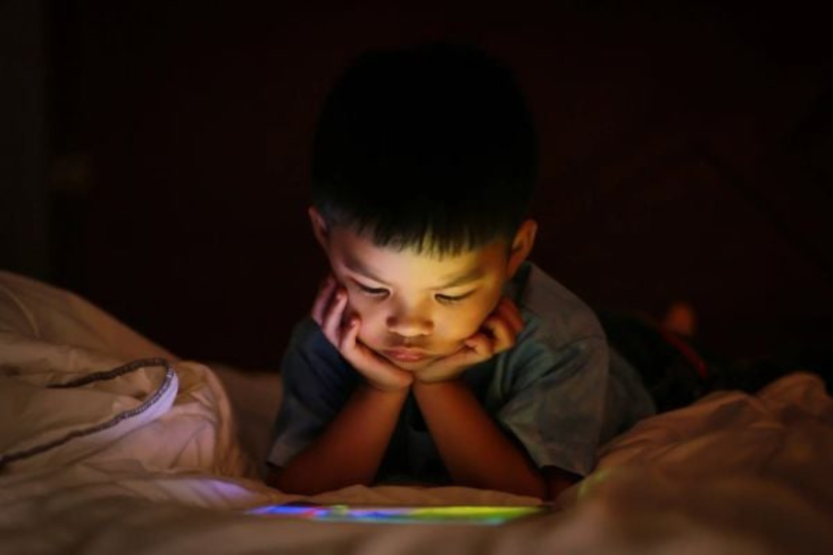 Ảnh Hưởng Của Việc Sử Dụng Thiết Bị Điện Tử Đến Trẻ