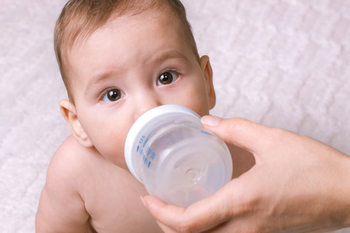 Tư Thế Cho Bé Bú Bình Được Các Chuyên Gia Khuyến Khích
