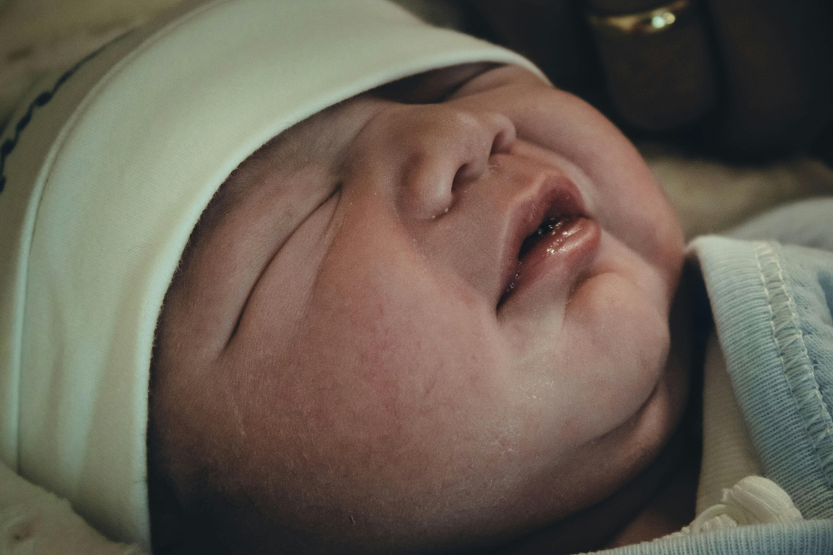 Bé sơ sinh ngủ không sâu giấc phải làm sao?