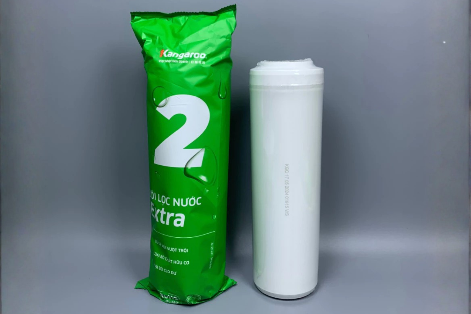 Lõi số 2 gồm than hoạt tính chứa trong vỏ nhựa PP đóng vai trò xử lý mùi, cải thiện vị nước