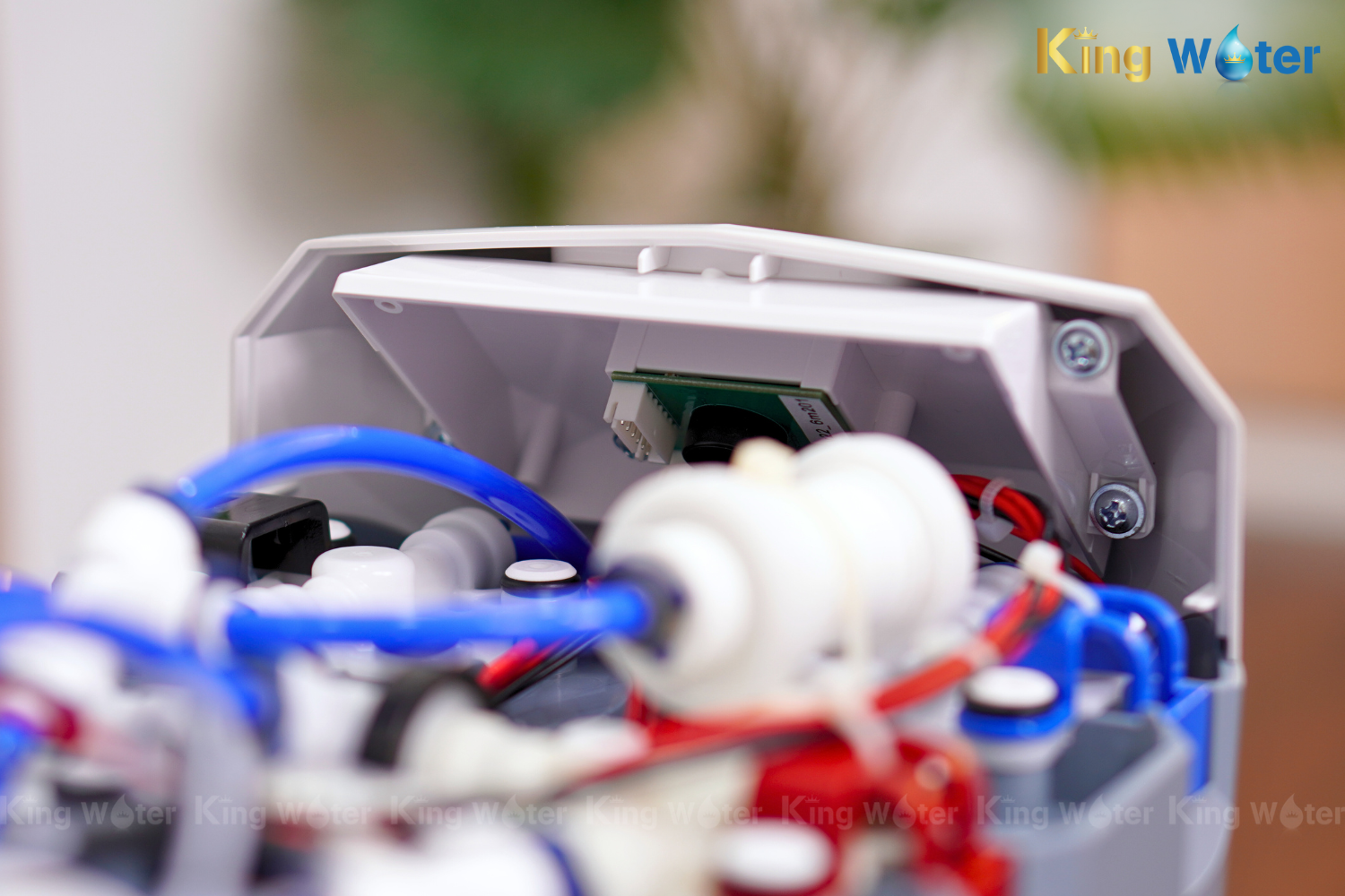 Mỗi lõi lọc trong hệ thống đều được giám sát độc lập thông qua mạch điện tử