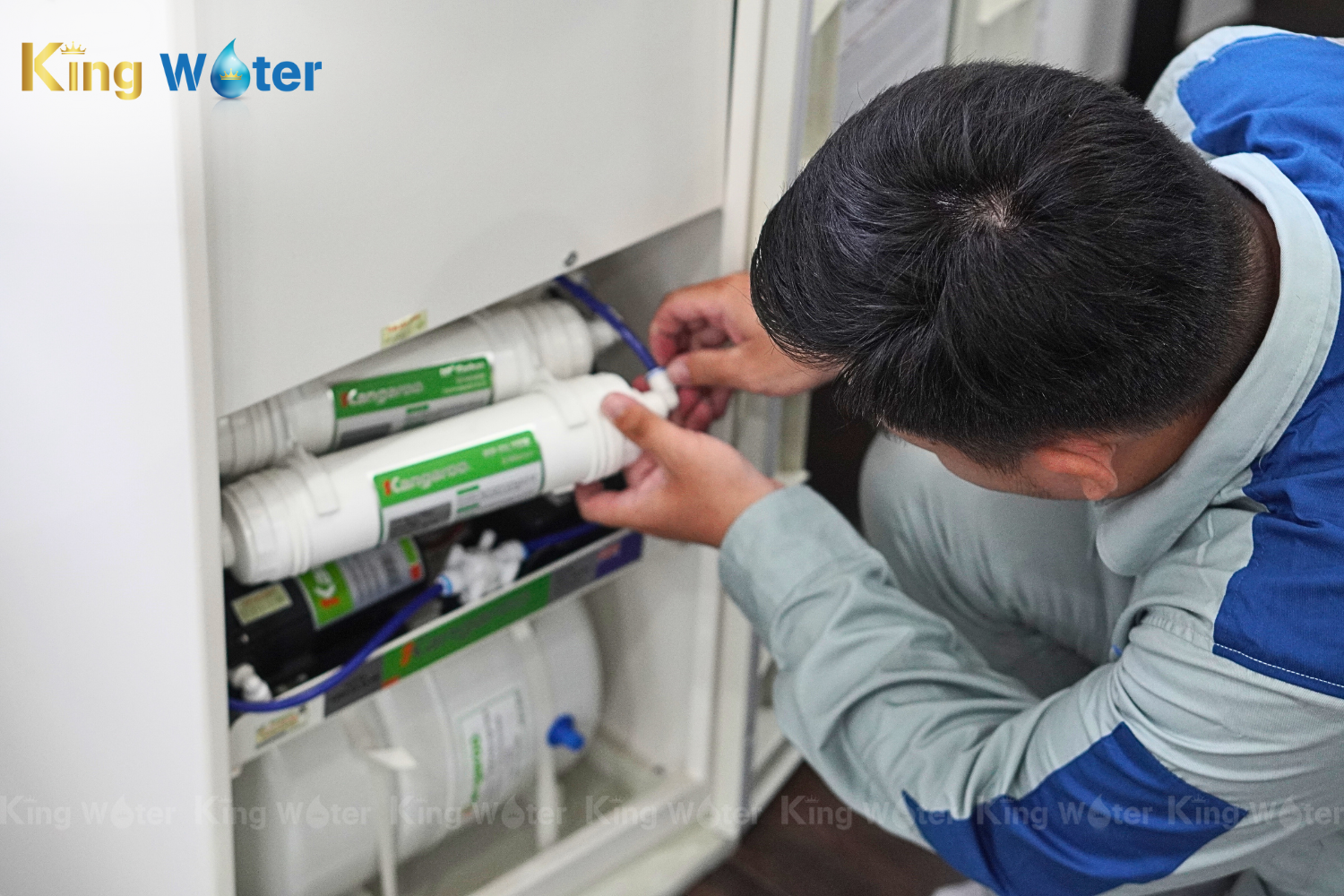 Kỹ thuật viên sẽ hỗ trợ vệ sinh và kiểm tra toàn hệ thống máy trong quá trình thay lõi