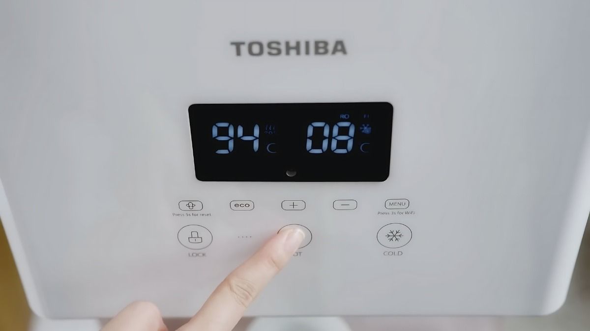 Thao tác điều khiển thông qua nút chạm cảm ứng cho trải nghiệm sử dụng tiện lợi