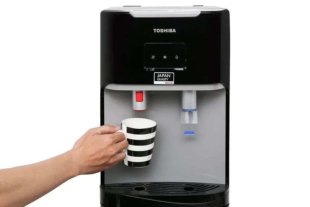 Toshiba RWF-W1664RTV trang bị 2 vòi lấy nước tiện lợi