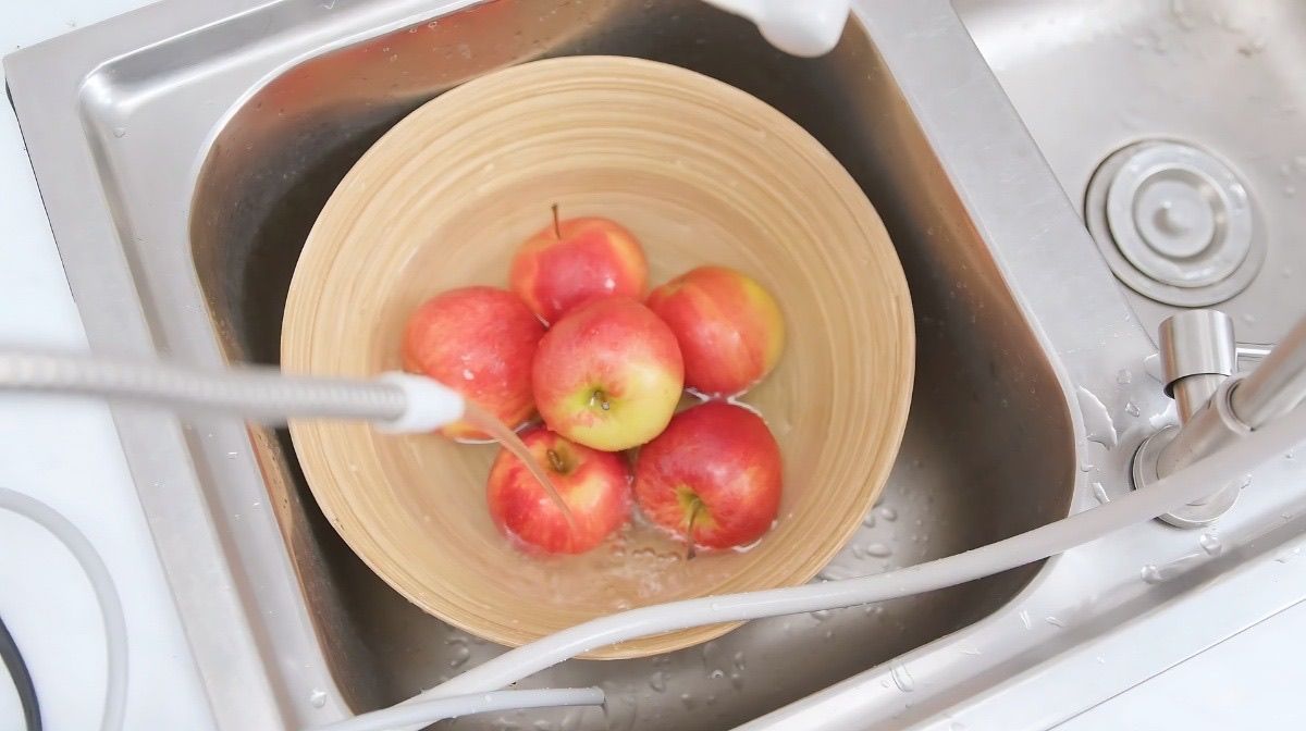 Nước siêu kiềm có khả năng bóc tách hiệu quả dư lượng thuốc trừ sâu, vi khuẩn bám trên bề mặt rau củ quả