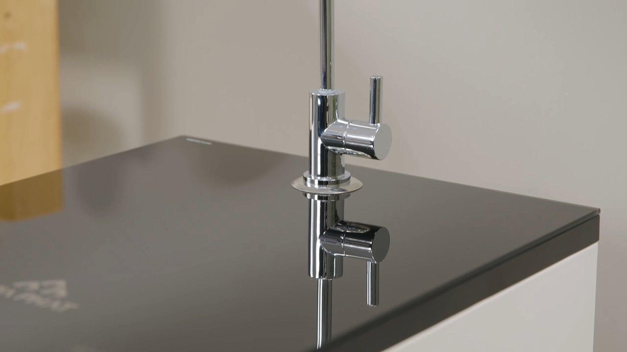 Vòi nước thiết kế thuận tiện trên máy lọc nước máy lọc nước Hòa Phát HPR526