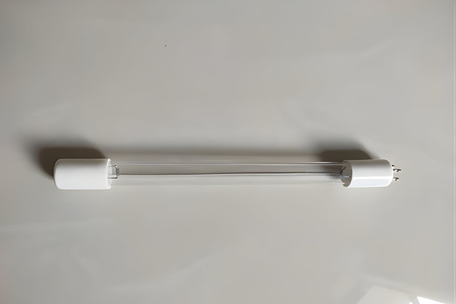 Bóng đèn UV Karofi hoạt động dựa trên nguyên lý phát ra tia cực tím, diệt mọi vi khuẩn