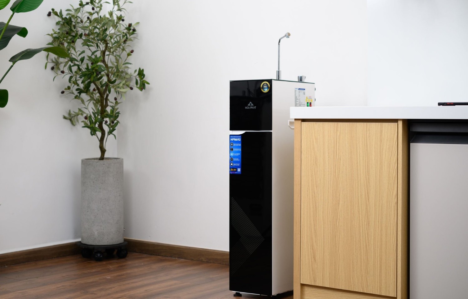 Máy lọc nước tủ đứng – Sang trọng, tích hợp nóng lạnh