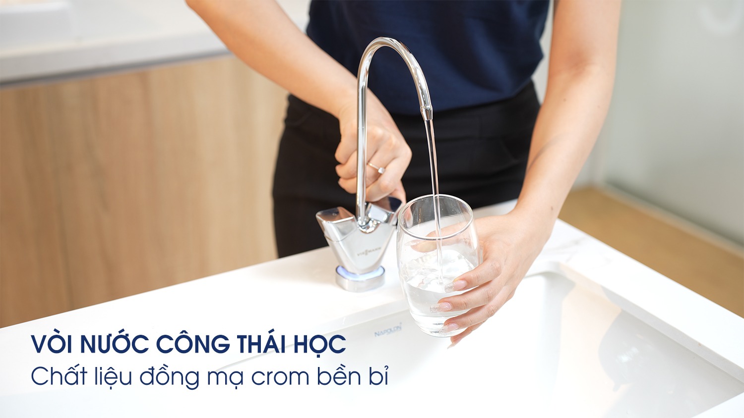 Vòi nước công thái học, chất liệu đồng mạ crom bền bỉ
