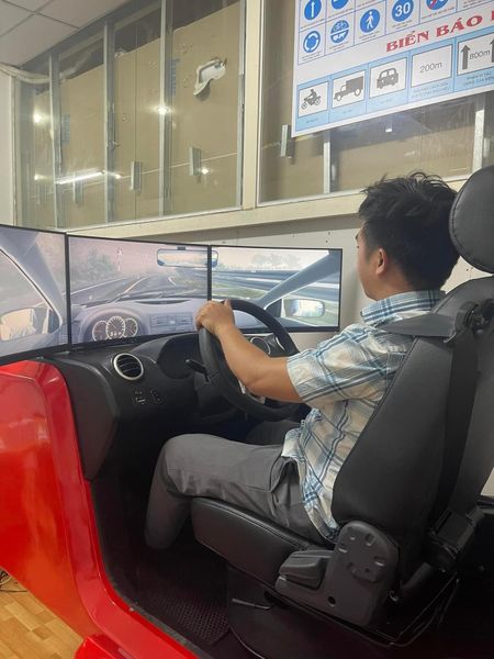 HỌC LÁI XE THỜI ĐẠI AI: DAT & CABIN MÔ PHỎNG – XU HƯỚNG BẰNG LÁI 2025 TẠI SAO VIỆT