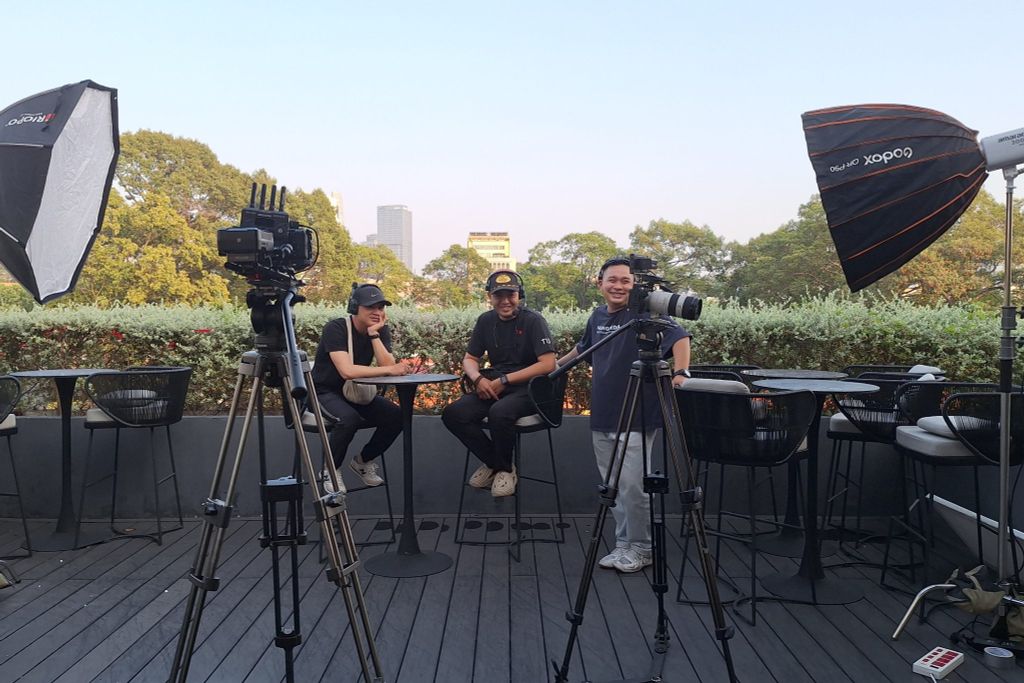 UNIVERSAL: Khi Show Âm Nhạc Talkshow và MV Không Còn Tách Biệt