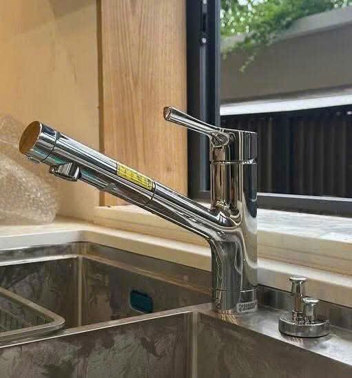 Hình thực tế vòi rửa bát TOTO TKS05305JA
