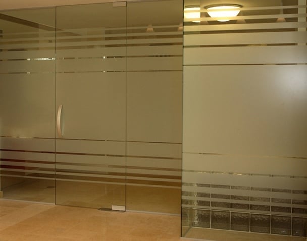 Decal dán kính mờ – Đặc trưng, công dụng và ưu điểm vượt trội