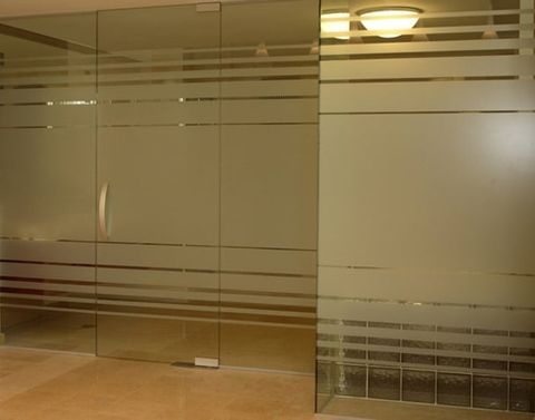 Decal dán kính mờ – Đặc trưng, công dụng và ưu điểm vượt trội