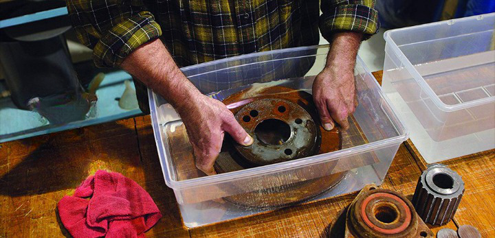 Dung Dịch Vệ Sinh Rỉ Sét Nào Tốt? 5 Cách Tẩy Rỉ Sét Kim Loại