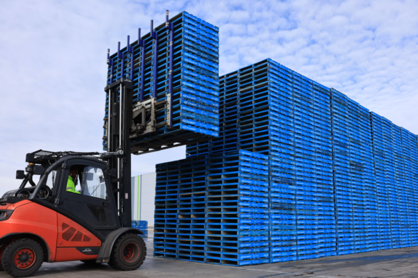 CHEP Pallet Có Thể Thay Thế Pallet Gỗ Truyền Thống Không?
