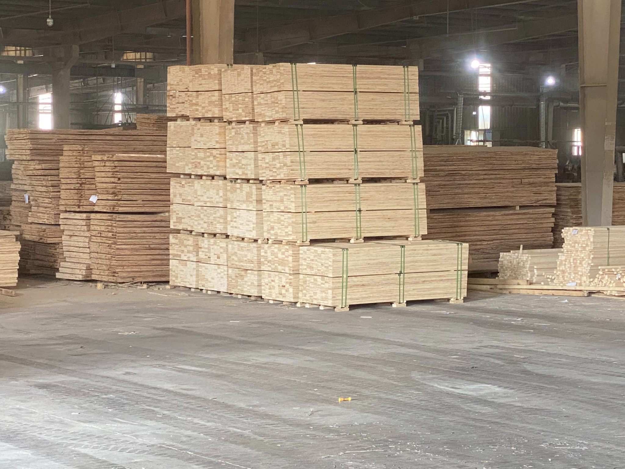 Tại Sao LVL Plywood Phù Hợp Cho Thùng Gỗ Công Nghiệp?