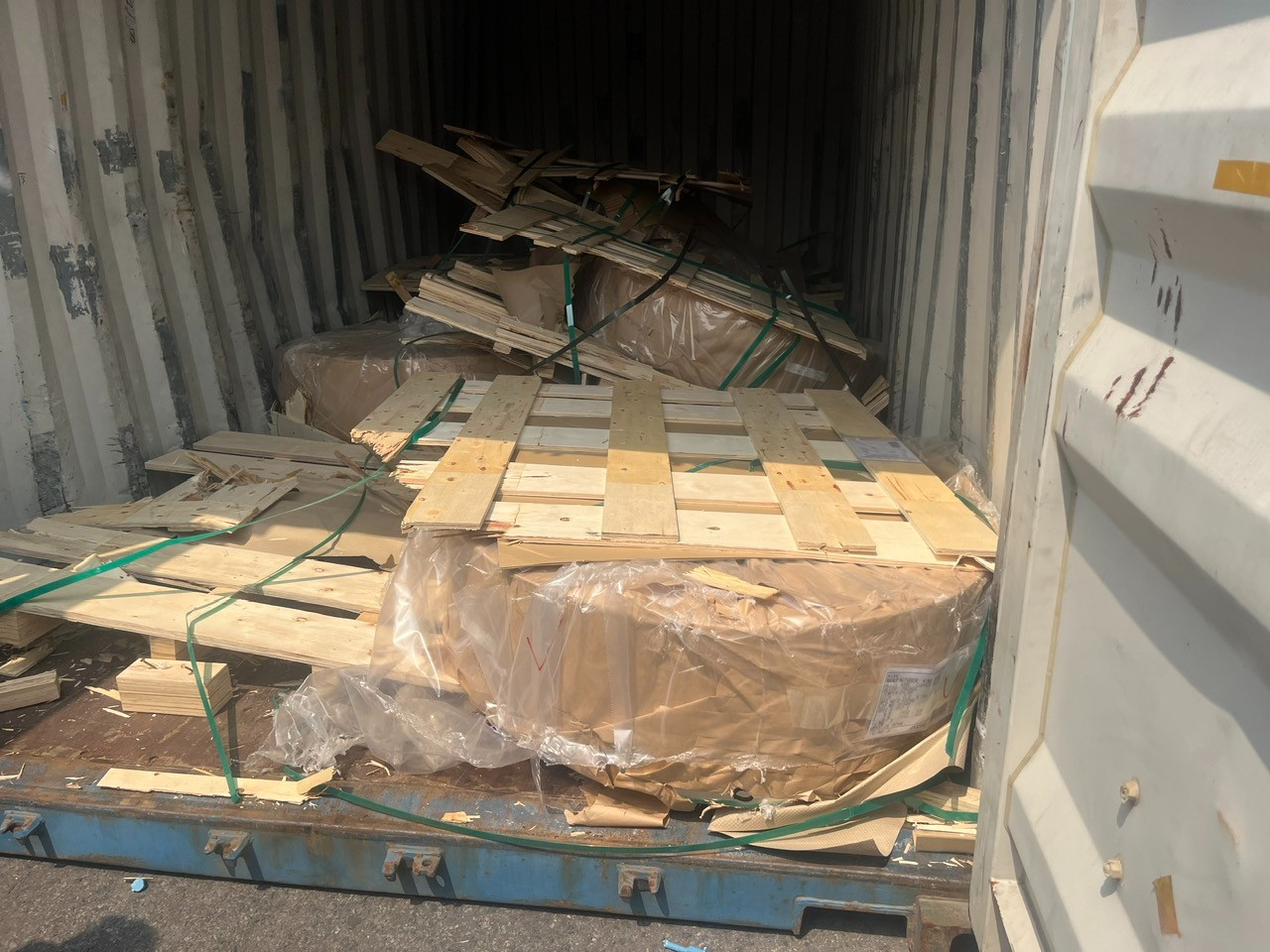 Khi Hàng Hóa Từ “Nguyên Vẹn” Thành “Hư Hỏng” – Hậu Quả Của Việc Lashing Sai Trong Vận Chuyển Đường Biển