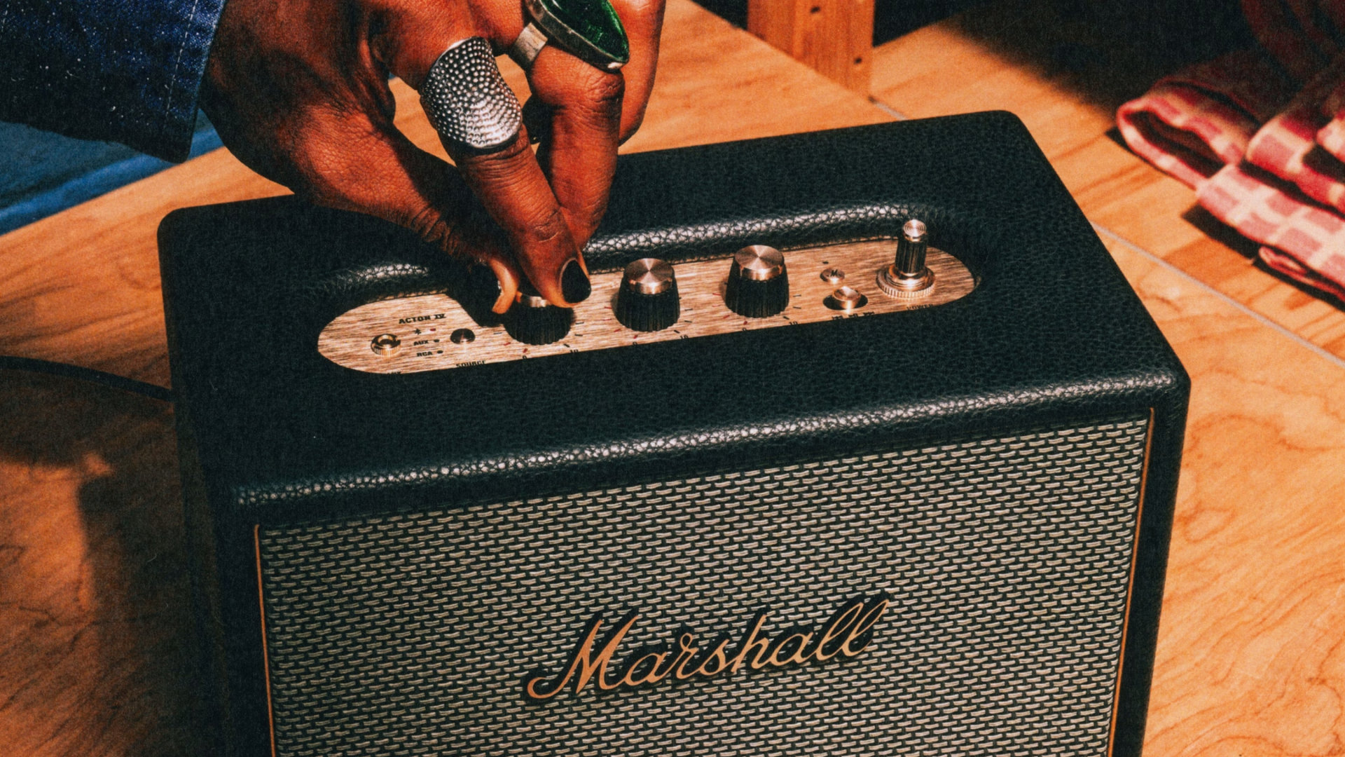 Marshall Acton IV trang bị các nút điều khiển trực quan đặc trưng của Marshall
