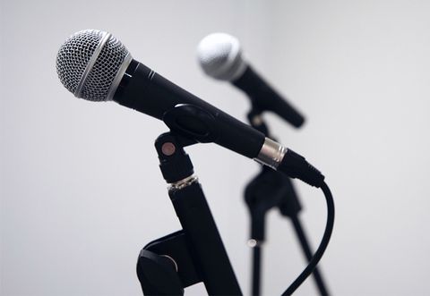 Nên Mua Micro Vỏ Nhôm Hay Vỏ Nhựa? So Sánh Chi Tiết Từ A-Z