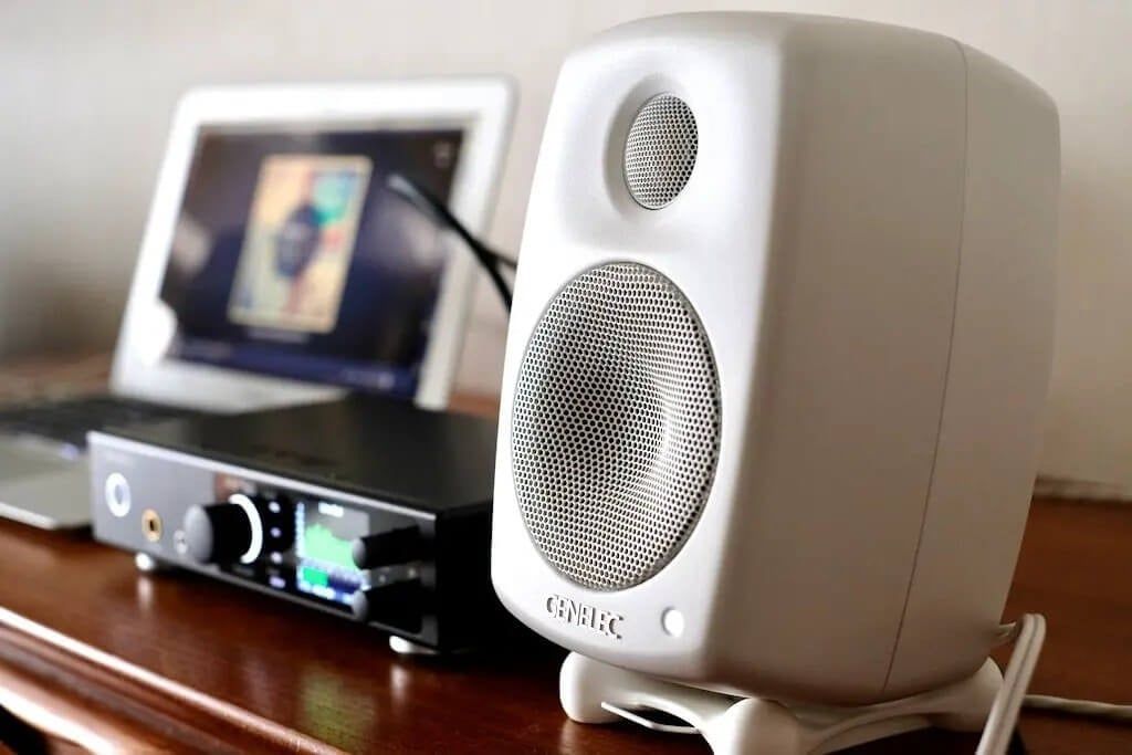 loa-studio-genelec-8020dwm-gia-tot