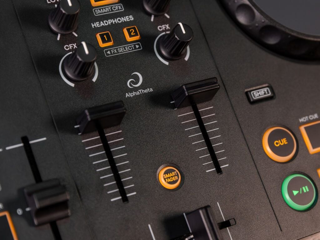 ban-DJ-Controller-AlphaTheta-DDJ-FLX2-moi-nhat