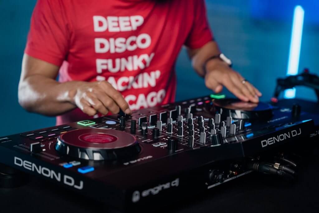 ban-dj-denon-sc-live-4-ban-chay