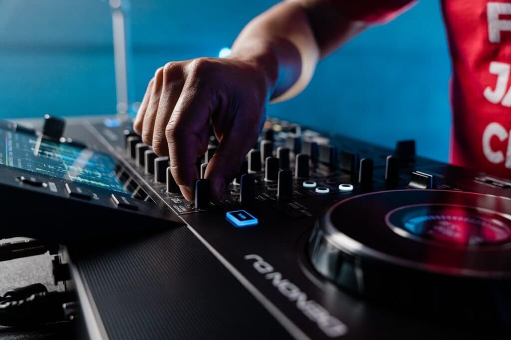 ban-dj-denon-sc-live-4-chinh-hang-di-dong