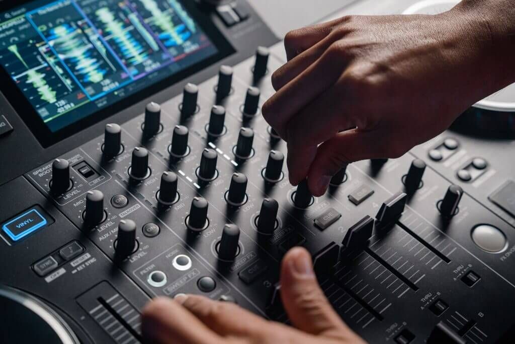 ban-dj-denon-sc-live-4-chinh-hang-nho-gon