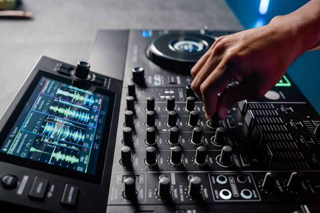 ban-dj-denon-sc-live-4-chinh-hang-thien-vu